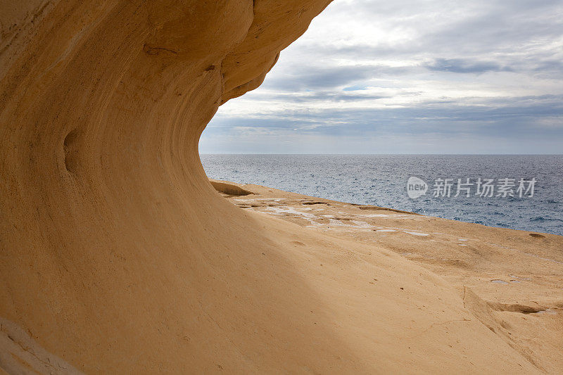 砂岩海岸在Xlendi, Gozo，马耳他